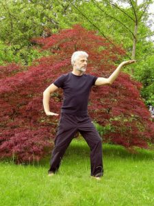 Tai chi und Seniorengymnastik sind zwei super Bewegungsarten um im Alter fit zu bleiben